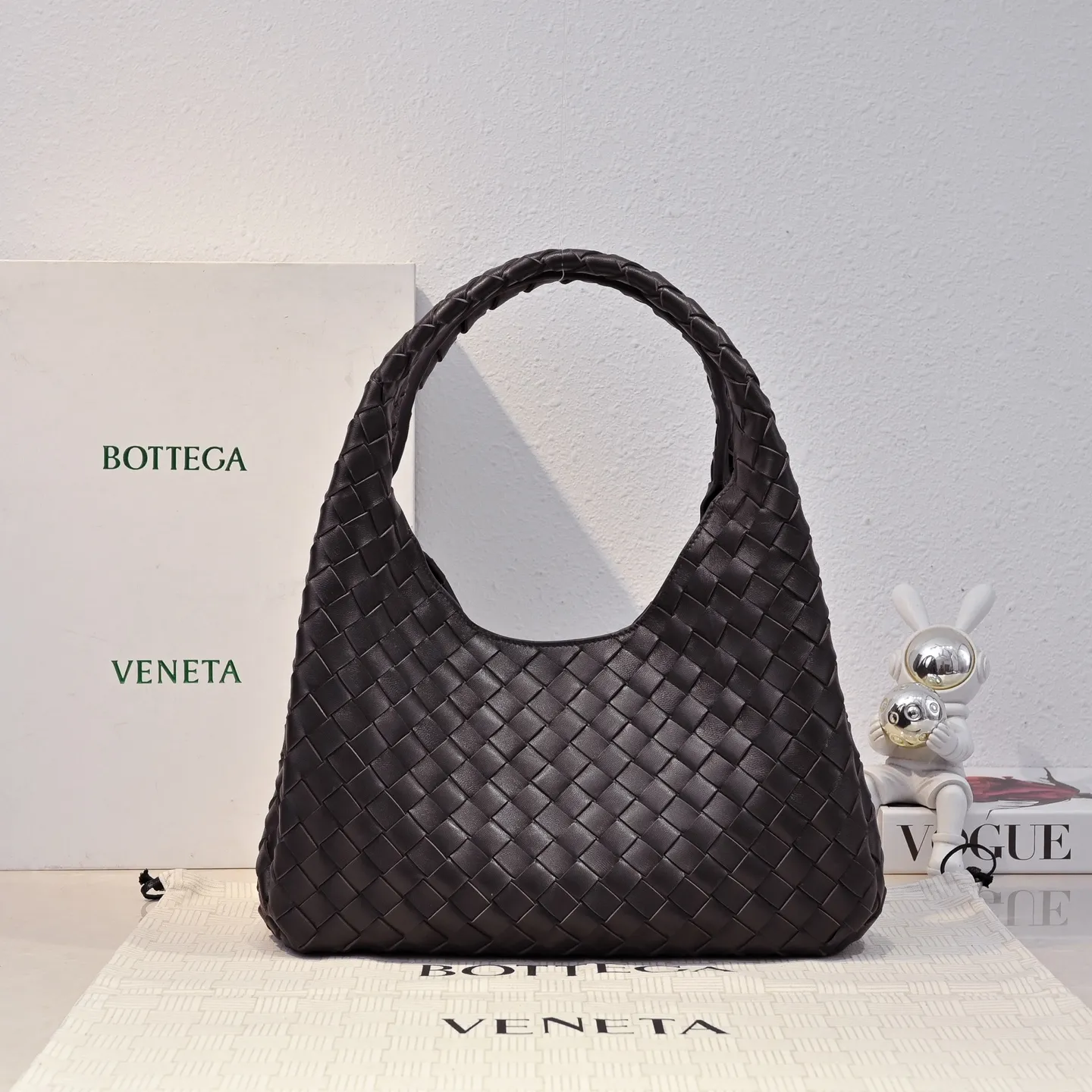 Batch 2160 new products are coming! BOTTEGA VENETA Bottega Veneta's 2025 new Campana shoulder bag is on the market~ First of all, I would like to praise the weight of this bag. As a not too small bag, it is very light for daily use. For people like me who need to carry a lot of belongings when going out, this advantage is great, and it greatly reduces the burden of traveling. 🛍️The shape is a bit like a combination of parachute and jodie. The blunt triangle shape is cute and honest. Carrying it on your back when going shopping is a good mood accelerator. The handles and body of the bag are both classic weaves. A tie is added to the original open design. If it is not tied up, the bag will look like a small vegetable basket when carried. Style number: 4249 Size: 33*20*16.5cm